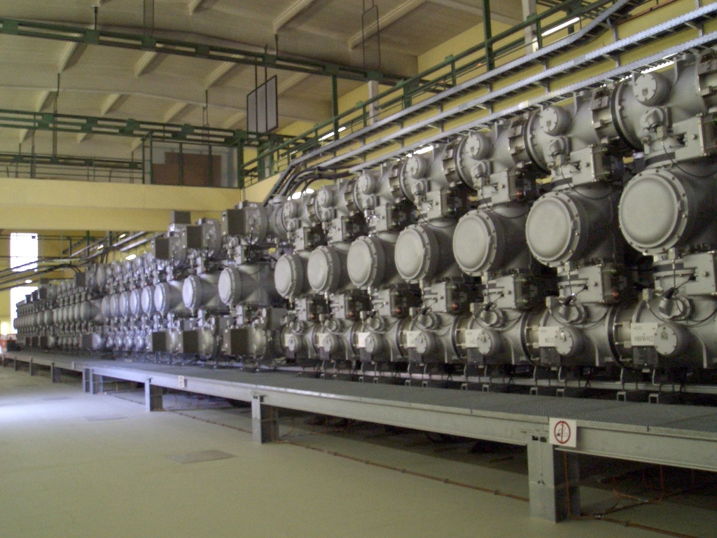 110 kV GIS 內部可見多組功能單元排列