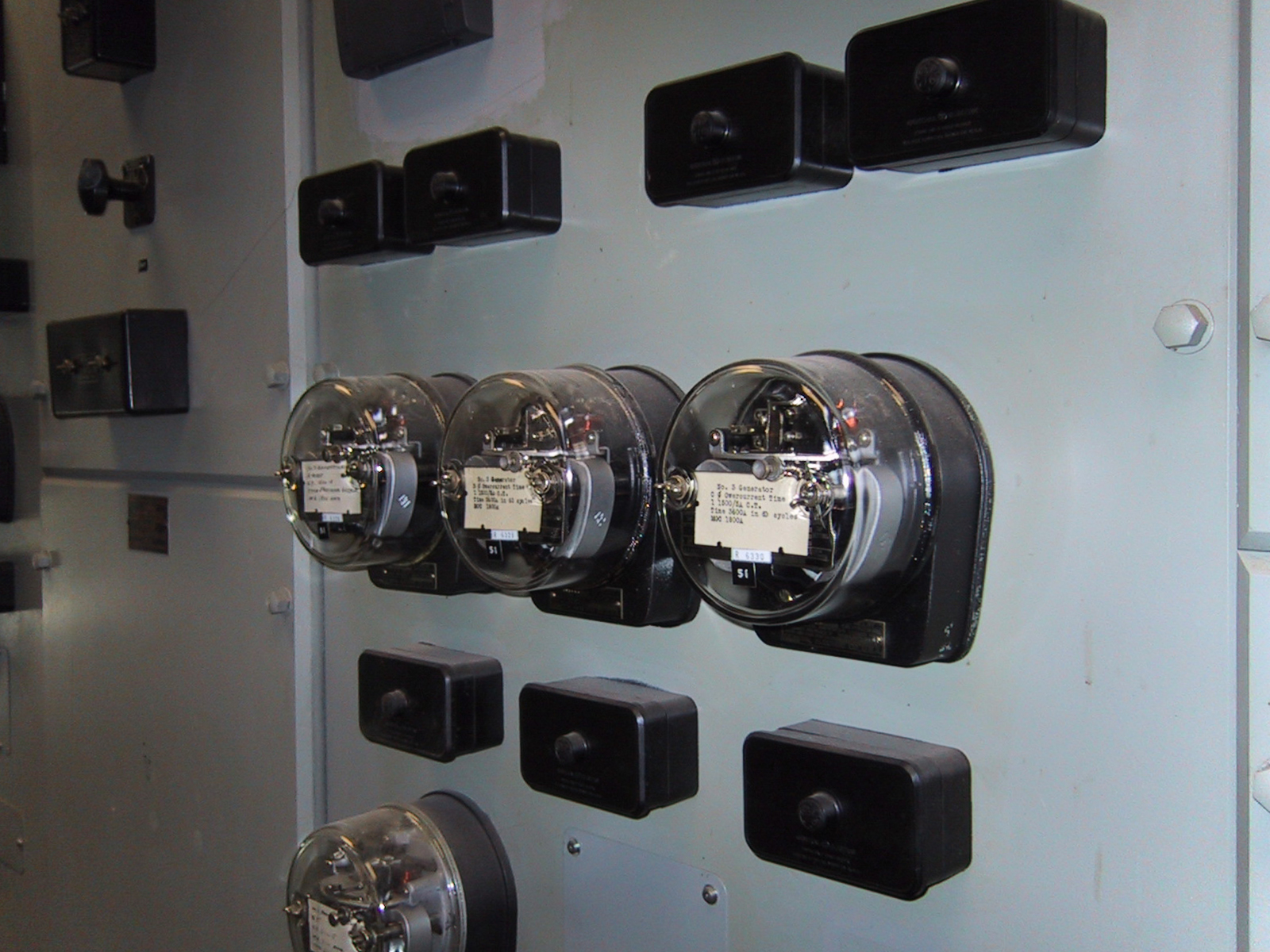 水力發電站內的機電式保護電驛，圓形玻璃外殼內含電磁機構